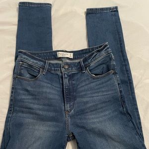 Womens Abercrombie and Fitch high rise skinny jeans. Size 27L (4L)